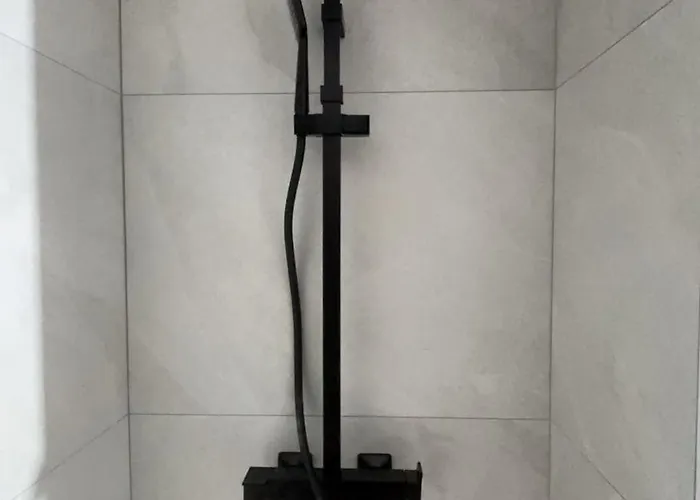 New, Bright דירה